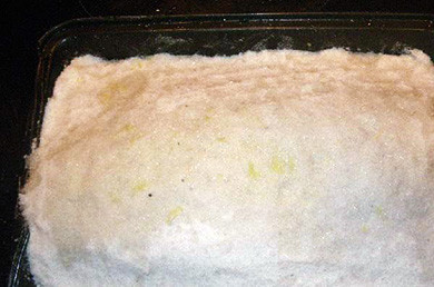 1. Этап. Запеченный судак в соли: 5. Далее рыбку полностью нужно покрыть тонким слоем соли. Чтобы было проще ее лепить, можно добавить немного воды. Верх взбрызнуть соком лимона (лайма) и отправить противень в хорошо разогретую духовку.