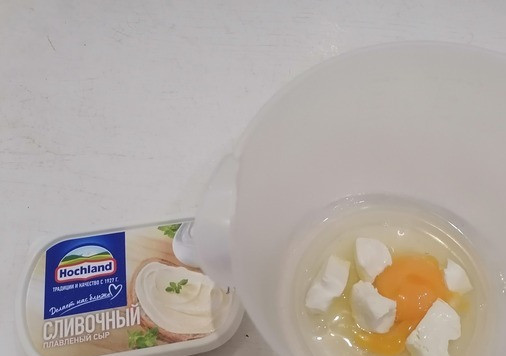 1. Этап. Вафли с яйцом и зеленым луком: Для теста смешать 1 яйцо, плавленый сыр