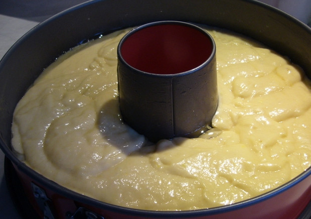 1. Этап. Сливочный кекс Водка с лимоном: Возьмите форму для запекания, которая подходит для кексов, к примеру, с отверстием посередине. Затем вылейте в форму получившееся тесто.