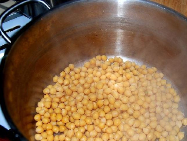 1. Этап. Кавказский суп из баранины: В большую кастрюлю высыпьте отваренный горох.