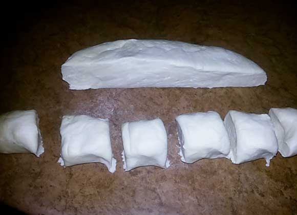 1. Этап. Торт Наполеон старый: Далее разрежьте тесто на 12-15 равных частей. И сделайте из них шарики.