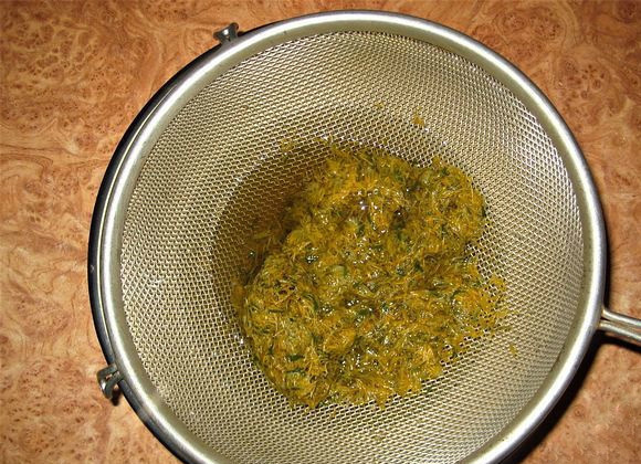 1. Этап. Варенье из одуванчиков с цветками: 2. Процедите отвар через мелкое ситечко, можно использовать и марлю. Главная задача — максимально отжать от воды одуванчики.