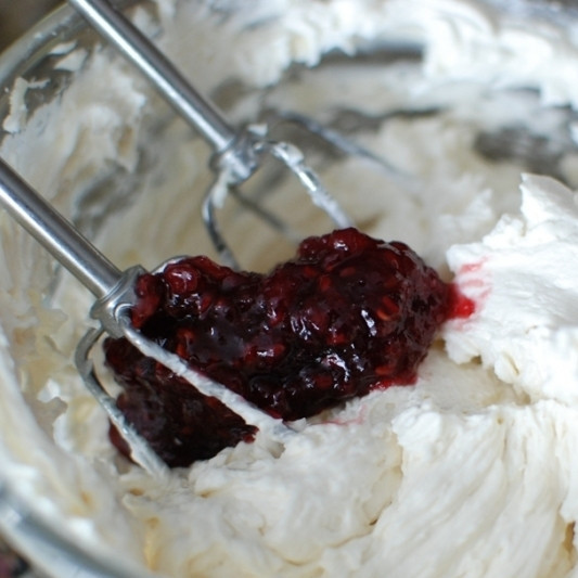 1. Этап. Медовое масло: Добавляем столовую ложку варенья в нашу массу.