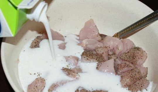 1. Этап. Куриное филе в кефире на сковороде: 4. Влейте кефир и аккуратно перемешайте.