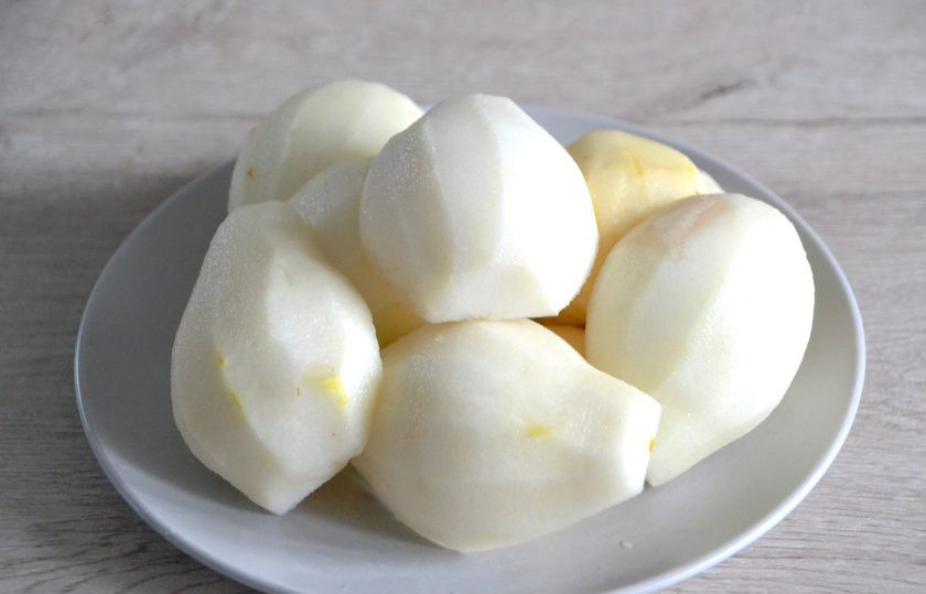 1. Этап. Торт Груши в карамели: Очистите груши от кожуры и сердцевинок.