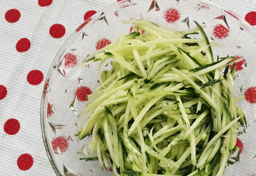 1. Этап. Салат Пылкое сердце: Натереть на корейской тёрке огурец