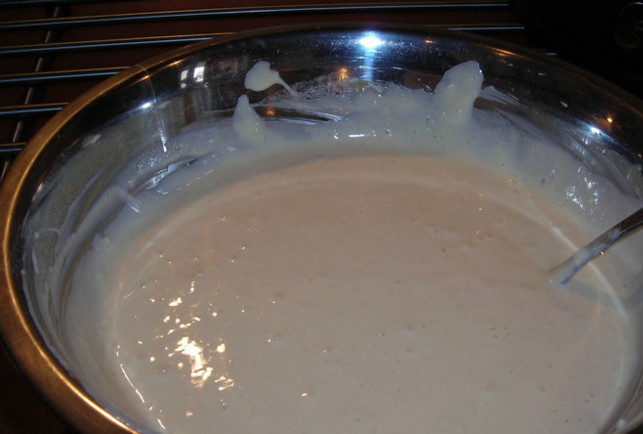 1. Этап. Пирог из сайры с рисом: Смешиваем в глубокой посуде сметану с майонезом и яйцами. Взбиваем миксером. Просеиваем муку, насыпаем сахар и соду. Хорошенько взбиваем смесь и оставляем ее отдыхать на час. Рекомендуется накрыть тесто пищевой пленкой.