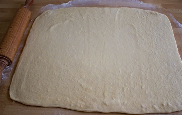 1. Этап. Пастель-де-Ната: 6. Теперь можно заняться тестом. В этот простой рецепт используется обычное слоеное тесто. Его нужно раскатать довольно тонко на рабочей поверхности.