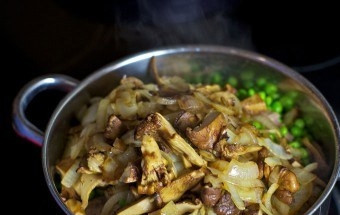 1. Этап. Мясо с лисичками: Затем добавляем лисички с грибами. Кастрюлю накрываем крышкой и тушим блюдо на небольшом огне в течение 20-30 минут до мягкости мяса.