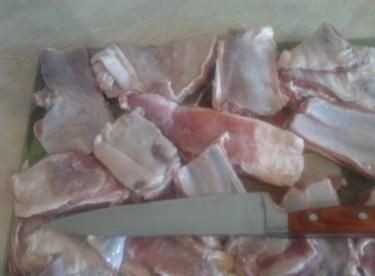 1. Этап. Бараньи ребрышки в мультиварке: 1. Ребрышки тщательно промываем и нарезаем на порционные куски.