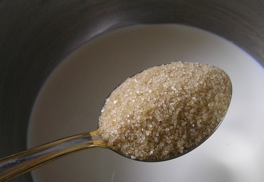 1. Этап. Панна котта с хурмой: В кастрюльке соедините молоко, сливки и сахар, доведите почти до кипения (примерно 85*С), снимите с огня.