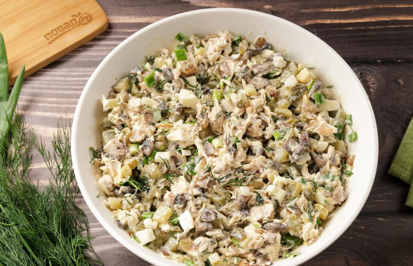 1. Этап. Салат с курицей, грибами и маринованными огурцами: Заправьте салат майонезом, посолите и поперчите по вкусу. Перемешайте.