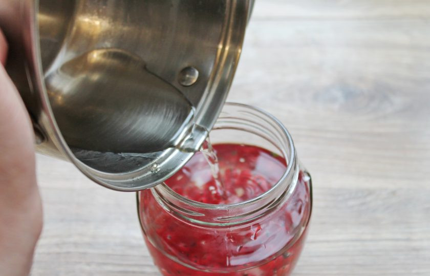 1. Этап. Наливка из красной смородины: В банку с водкой и ягодами влейте остывший сахарный сироп.