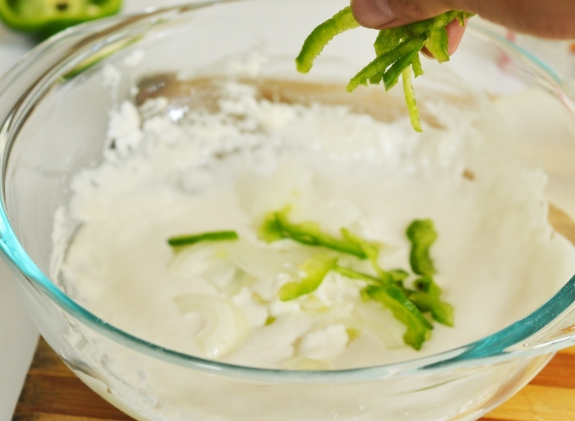 1. Этап. Корейские оладьи: Мелко нарубите лук. Очистите болгарский перец от семян. Порежьте на тонкие недлинные соломки. И смешайте с тестом.