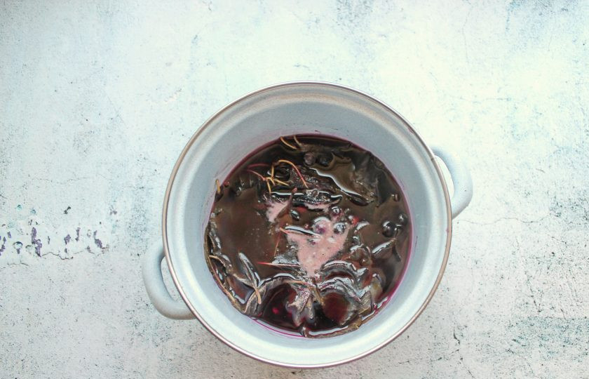 1. Этап. Вино из листьев вишни и черноплодной рябины: Влейте воду и варите на среднем огне в течение 15 минут. Все процедите, добавьте сахар и перемешайте.