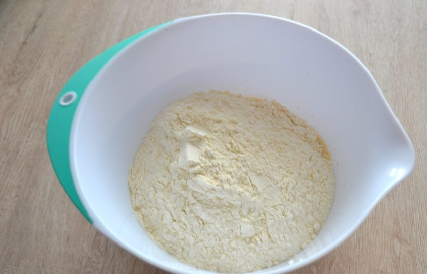 1. Этап. Пирог из рулетиков с разными начинками: Всыпьте муку, замесите тесто.