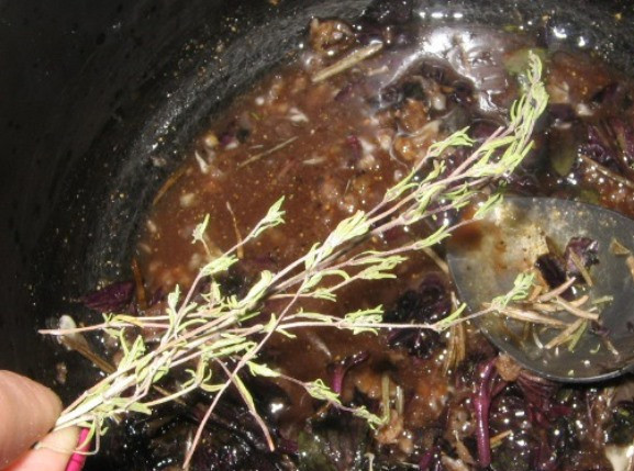 1. Этап. Баранина с базиликом: И наконец розмарин, тимьян и хорошо перемешайте. Затем поставьте на огонь и нагрейте не доводя до кипения.