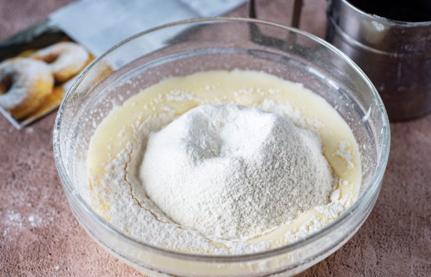 1. Этап. Пончики в мультипекаре: К этой смеси просейте муку и добавьте разрыхлитель.