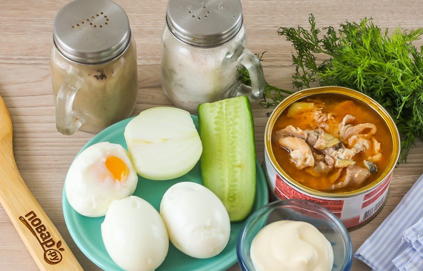 1. Этап. Салат с консервированной горбушей и яйцами: Подготовьте указанные ингредиенты. Вместо репчатого лука можете использовать зеленый. Куриные яйца отварите заранее 15 минут и остудите в ледяной воде, счистите скорлупу и промойте.