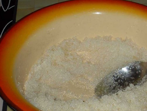 1. Этап. Торт на 30 лет: Сахар высыпать в миску, добавить растопленное масло и перемешать. Муку просеять в отдельную миску.