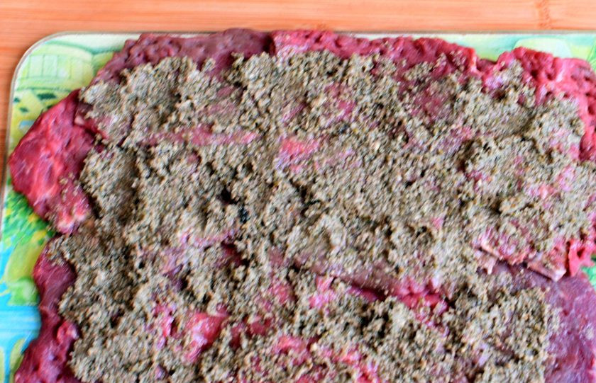1. Этап. Рулет из говядины под сыром: Намажьте мясо соусом песто. У меня домашний песто с большим количеством орехов – фундук и грецкие.