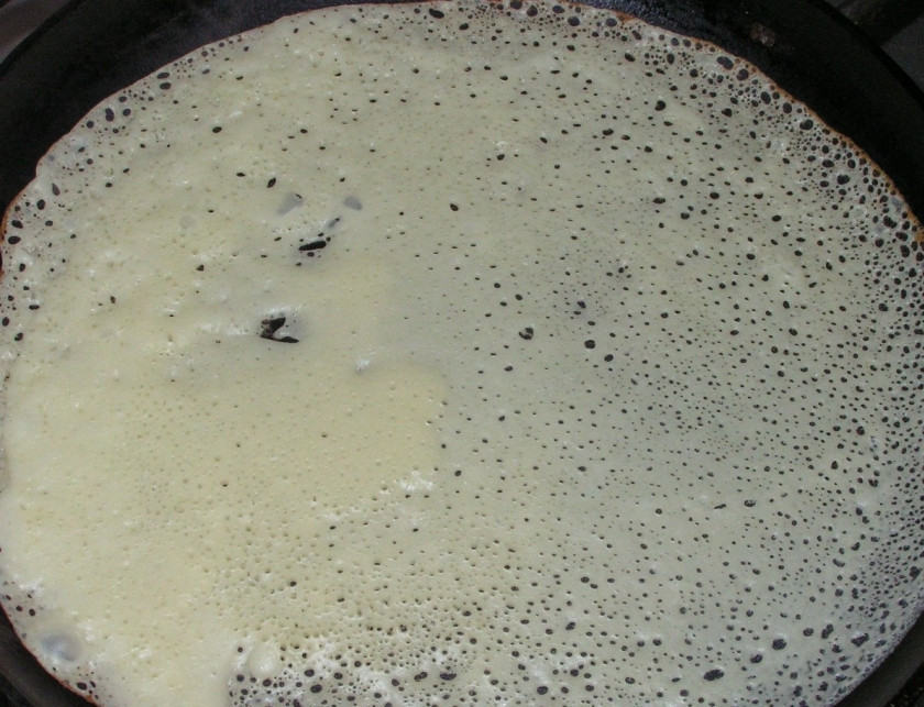 1. Этап. Блины из пшеничной муки: 3. А теперь выпекаем на хорошо разогретой сковороде тоненькие блинчики, каждый - с двух сторон. Перед самым первым блинчиком совсем немного смажьте сковороду маслом.