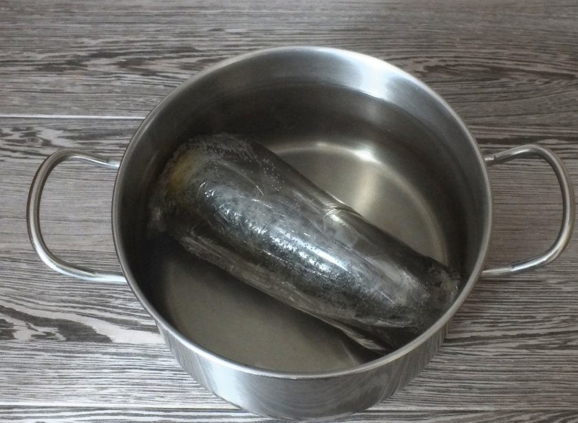 1. Этап. Скумбрия фаршированная с желатином и яйцом: В широкую кастрюлю налейте воду, доведите до кипения. Опустите в неё подготовленную рыбу и варите при слабом кипении 35 минут.