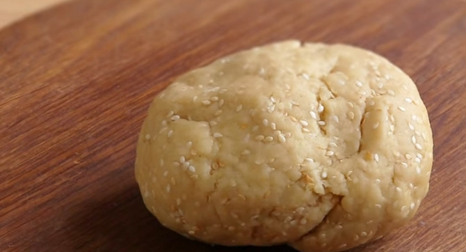 1. Этап. Творожный пирог с баклажанами: 3. Влейте 2 ложки очень холодной воды и 2 ложки обжаренного кунжута. Замесите тесто.