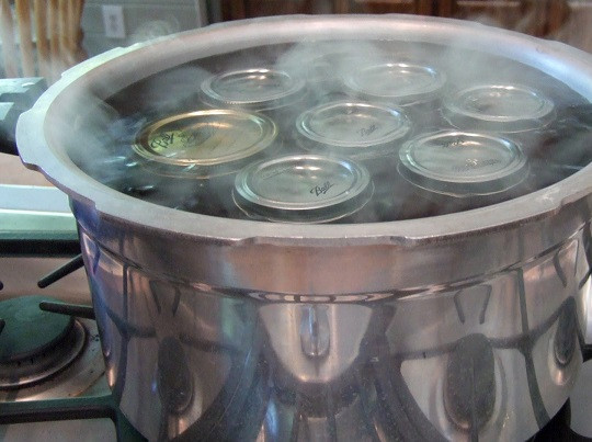 1. Этап. Подберезовики на зиму: Готовые подберезовики раскладываем по стерилизованным баночкам и заливаем рассолом. Затем закрываем грибы крышками, переворачиваем до полного остывания.