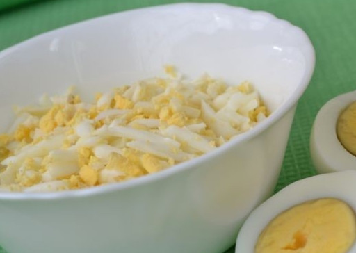 1. Этап. Лаваш с плавленым сыром и яйцом: 1. Яйца очистите и натрите на средней терке.