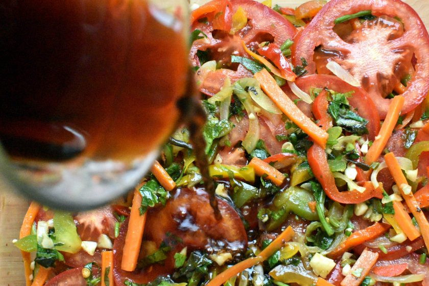 1. Этап. Острые пикантные цукини с овощами: Хорошо перемешайте в стакане соевый соус с уксусом и сиропом. Добавьте кипяченой воды до краев стакана. По вкусу можно чуть подсолить. Вкус заливки должен быть сбалансированный и яркий. Залейте овощи и накройте тарелкой. Слегка нагнетите и уберите в холодильник. Минимум на 1 час, максимум – на пару дней.