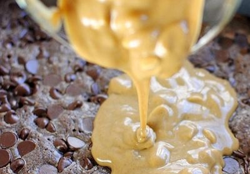 1. Этап. Шоколадные пирожные с орехами пекан: Арахисовое и рапсовое масло смешайте и прогрейте в микроволновке в течение 20 секунд. Пока корж горячий, распределите эту смесь по его поверхности.