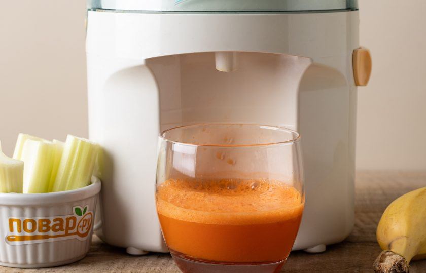 1. Этап. Фруктово-овощной смузи из сельдерея, моркови и банана: Через соковыжималку выжмите из моркови сок.