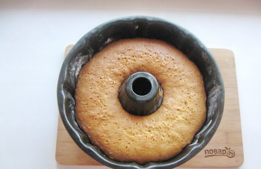 1. Этап. Лимонный кекс с изюмом: Выпекайте кекс в духовке при температуре 175-180 градусов 40-45 минут. Готовность проверяйте деревянной шпажкой. При прокалывании кекса она должна оставаться сухой.