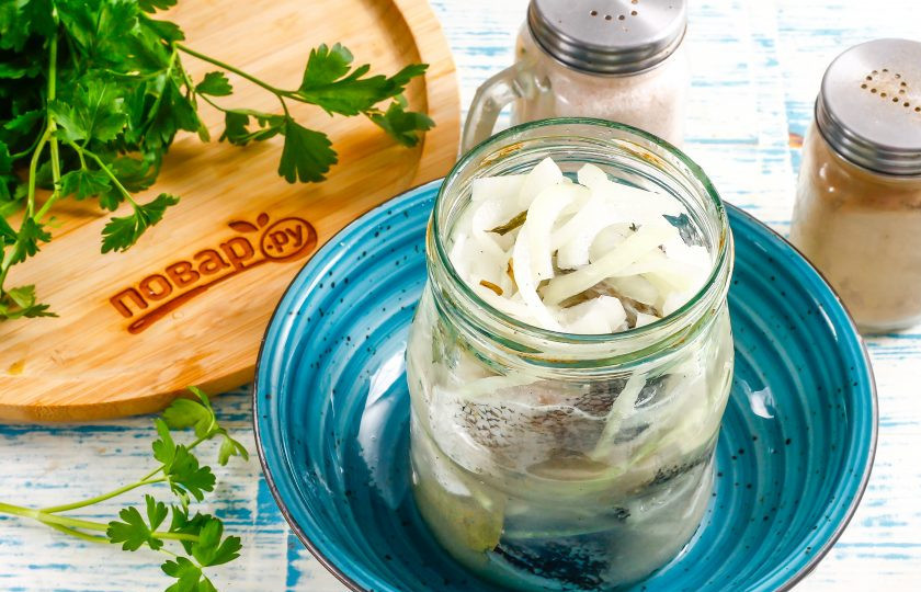 1. Этап. Щука маринованная в уксусе с луком: Выложите все содержимое емкости в банку или глубокую емкость с высокими бортиками, желательно узкую, чтобы маринада хватило покрыть все кусочки рыбы. Закройте емкость крышкой и поместите на холод на 2-3 дня, время от времени взбалтывая ее содержимое.