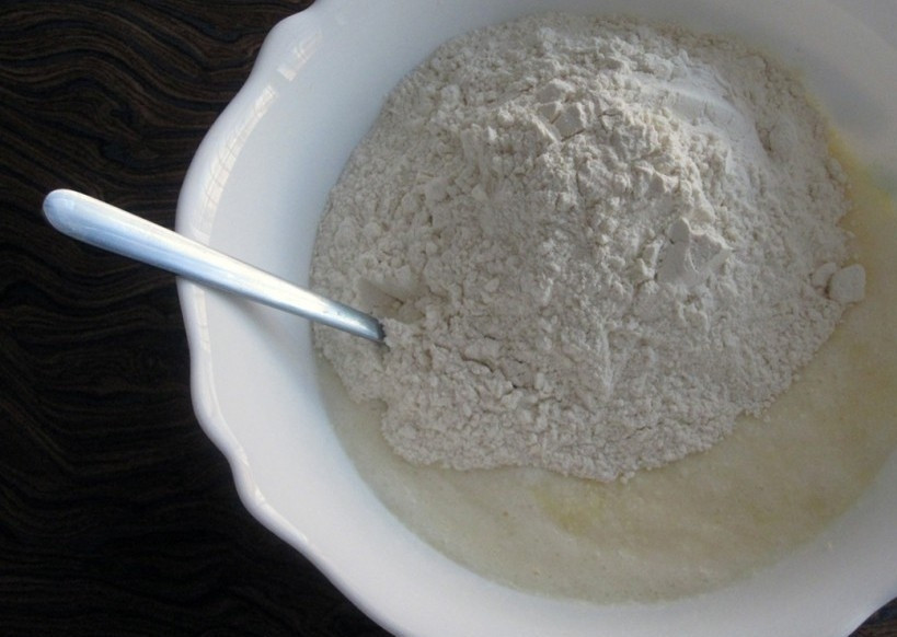 1. Этап. Кексы простые на кефире: 5. Теперь всыпаем муку, сколько возьмет. Тесто по консистенции должно получиться, как густая сметана.