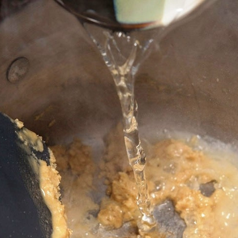 1. Этап. Гарнир из цветной капусты: Как только мука и масло схватятся - заливаем все это дело стаканом воды, в которой варилась капуста, и доводим до кипения.