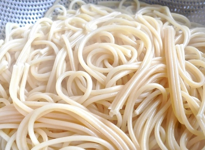 1. Этап. Спагетти с чесноком и петрушкой: 3. Откиньте спагетти на дуршлаг и промойте немного холодной водой, верните их обратно в кастрюлю.