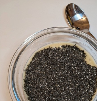 1. Этап. Десерт А-ля тирамису: Готовить лучше в банке, которая плотно закрывается, у меня такой не было, делала в стеклянной чашке с крышкой. Добавить к горячему кофе семена чиа и какао, влить 2 ст. л. сиропа. Можно взять и мёд.