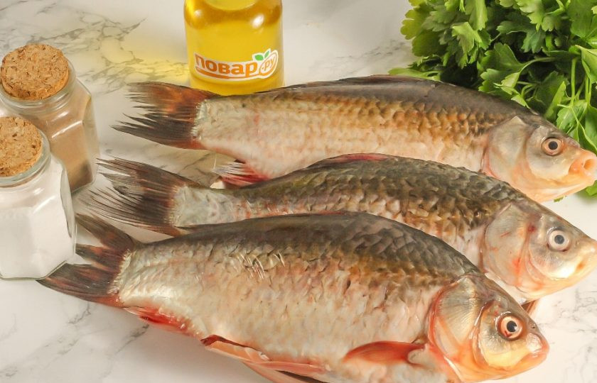 1. Этап. Таранка из карася в домашних условиях: Подготовьте указанные ингредиенты. Карасей тщательно очистите от внутренностей, чешуи и черной пленки внутри брюшка. Рыбки промойте снаружи и внутри, обсушите бумажными салфетками.