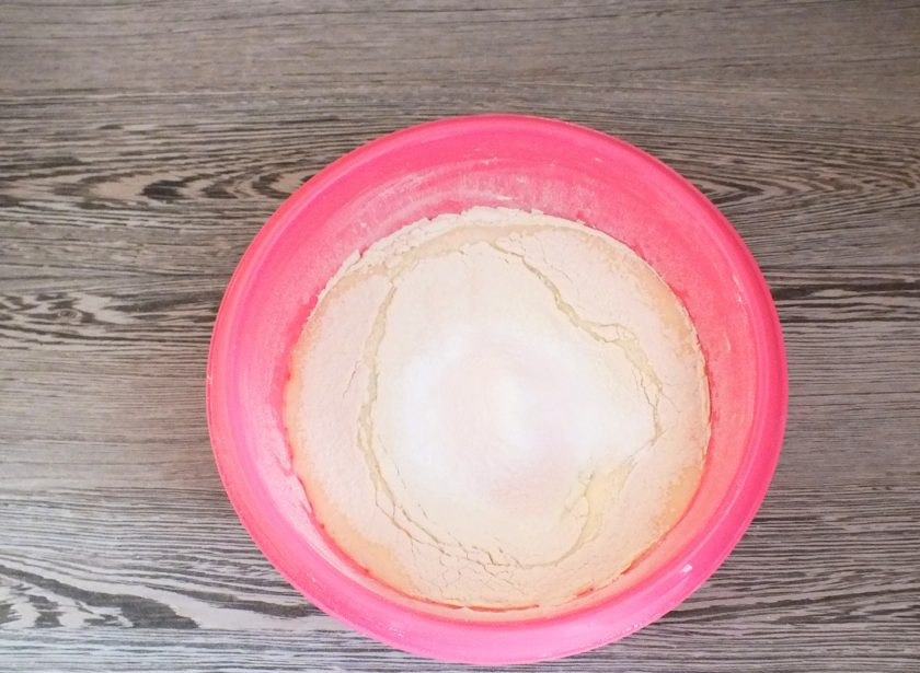 1. Этап. Пирог Три молока: Через сито введите муку с разрыхлителем.