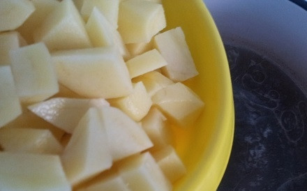 1. Этап. Сырный суп со свининой: 3. Картошку чистим и нарезаем маленьким кубиком. Отправляем его в закипевший бульон. Когда он закипит, убавляем огонь.