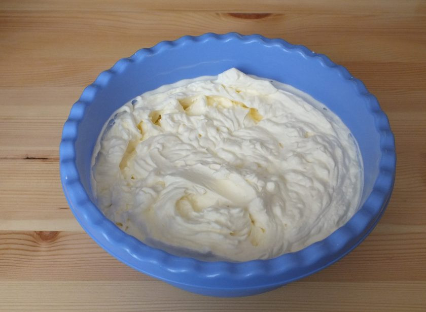 1. Этап. Торт из печенья савоярди: В чашу налейте охлажденные сливки, слегка взбейте, добавьте сахарную пудру и взбейте в пышный крем. После уберите в холодильник.