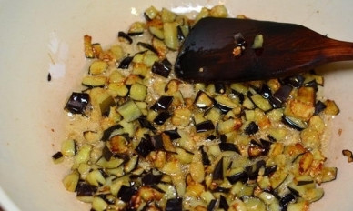 1. Этап. Говядина в кисло-сладком соусе по-китайски: Тем временем баклажаны уже обжарились.