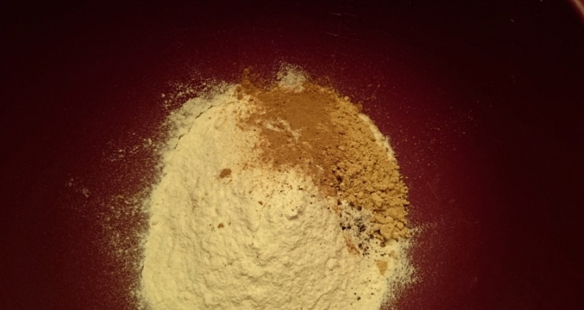 1. Этап. Новогодние капкейки Зимняя сказка: Включите духовку разогреваться до 170 градусов. В миске смешайте муку, соль, корицу и гвоздику, а также имбирь.