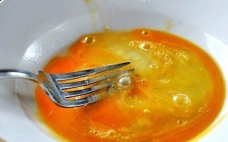 1. Этап. Курица в панировке в мультиварке: Взбейте яйцо.