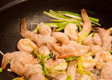 1. Этап. Креветки в устричном соусе: Добавляем очищенные креветки. Перемешивая, готовим 4-5 минут.