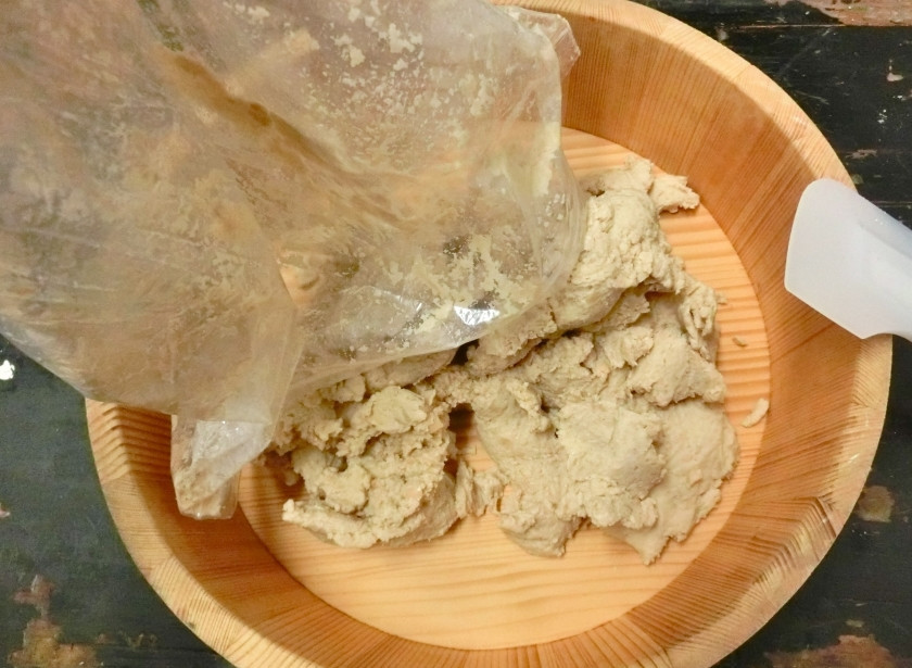 1. Этап. Мисо паста: Пасту бобовую выложите в миску.