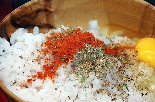 1. Этап. Классический рецепт рыбных котлет: 2. Добавьте чеснок, соль, зелень, специи. Вбейте яйцо.