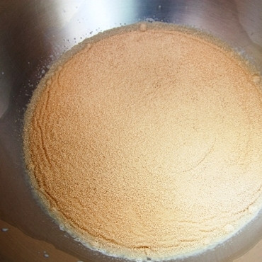 1. Этап. Вишневые бухты: Берем большую миску, наливаем в него теплое молоко и добавляем сухие дрожжи. Оставляем на 5 минут.